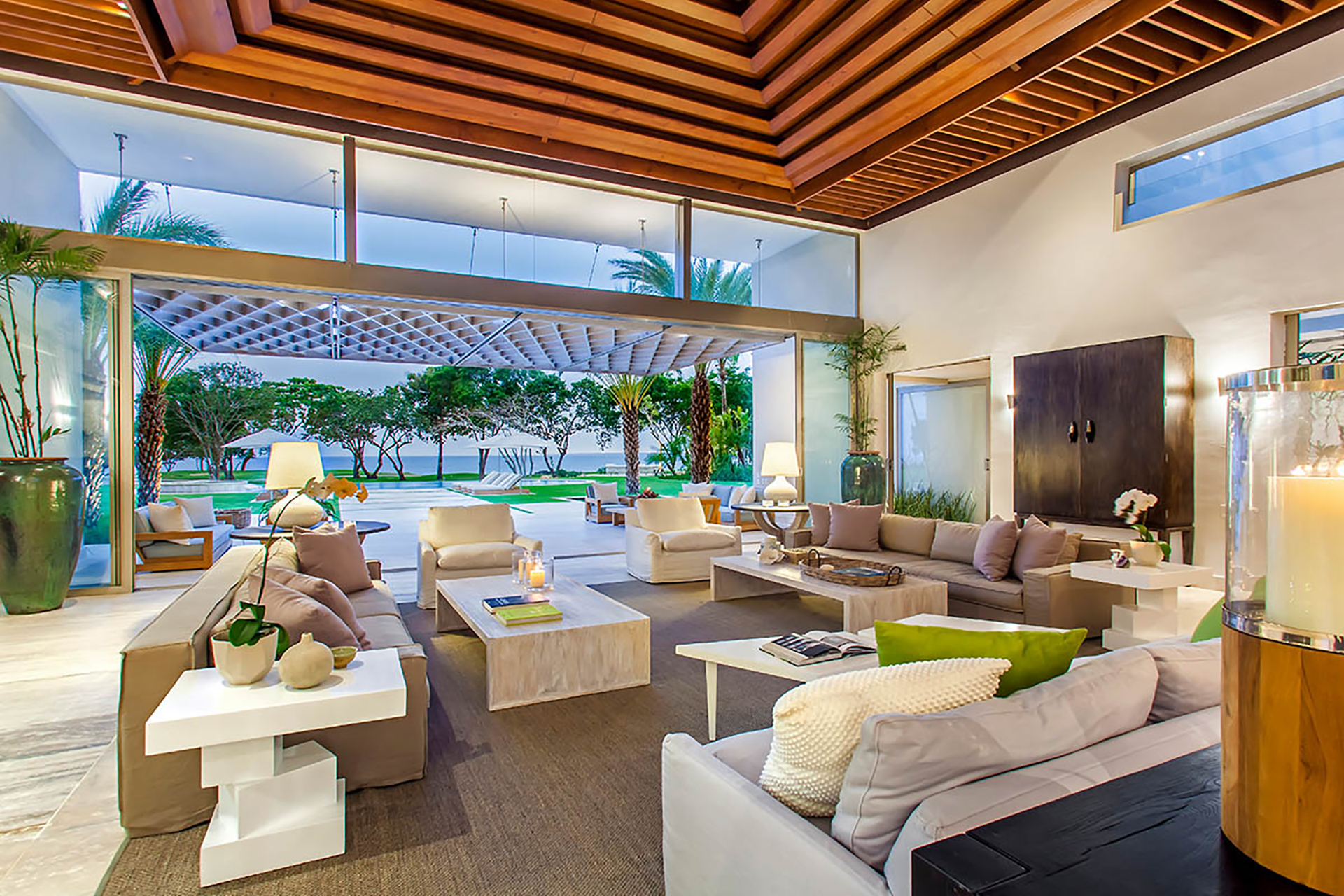 Salón diáfano de una villa Costamar, Casa de Campo®.