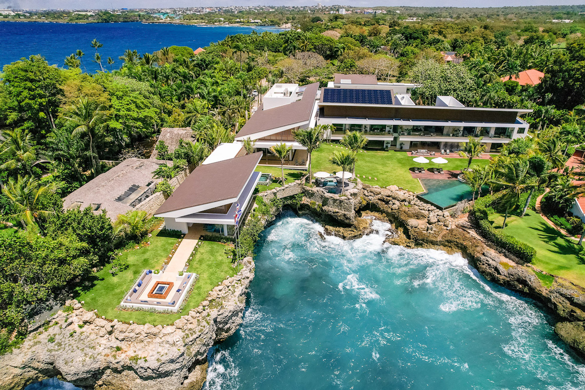 Vista aérea de una villa en lo alto de un acantilado en Punta Águila sobre el mar, Casa de Campo®