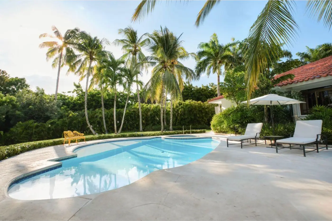 Cacique 27 pool deck among palms, Casa de Campo®