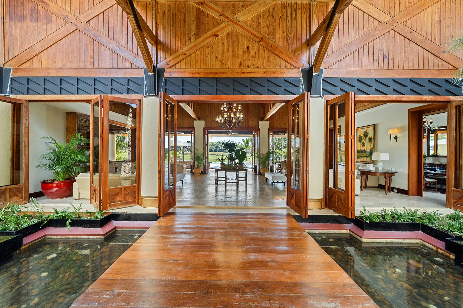 El Batey 11 entrance gallery and water gardens, Casa de Campo®