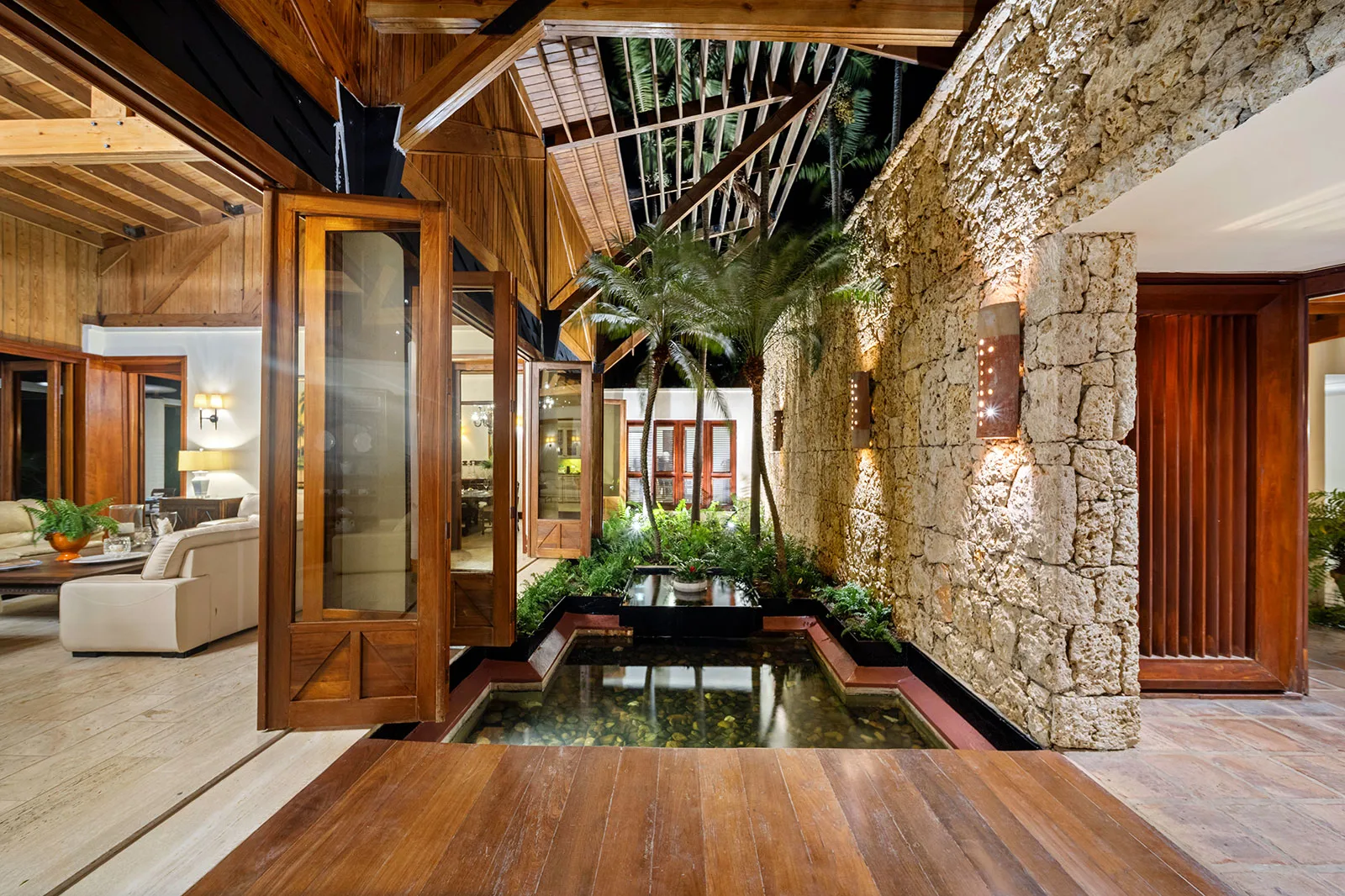 El Batey 11 entrance gallery at night, Casa de Campo®