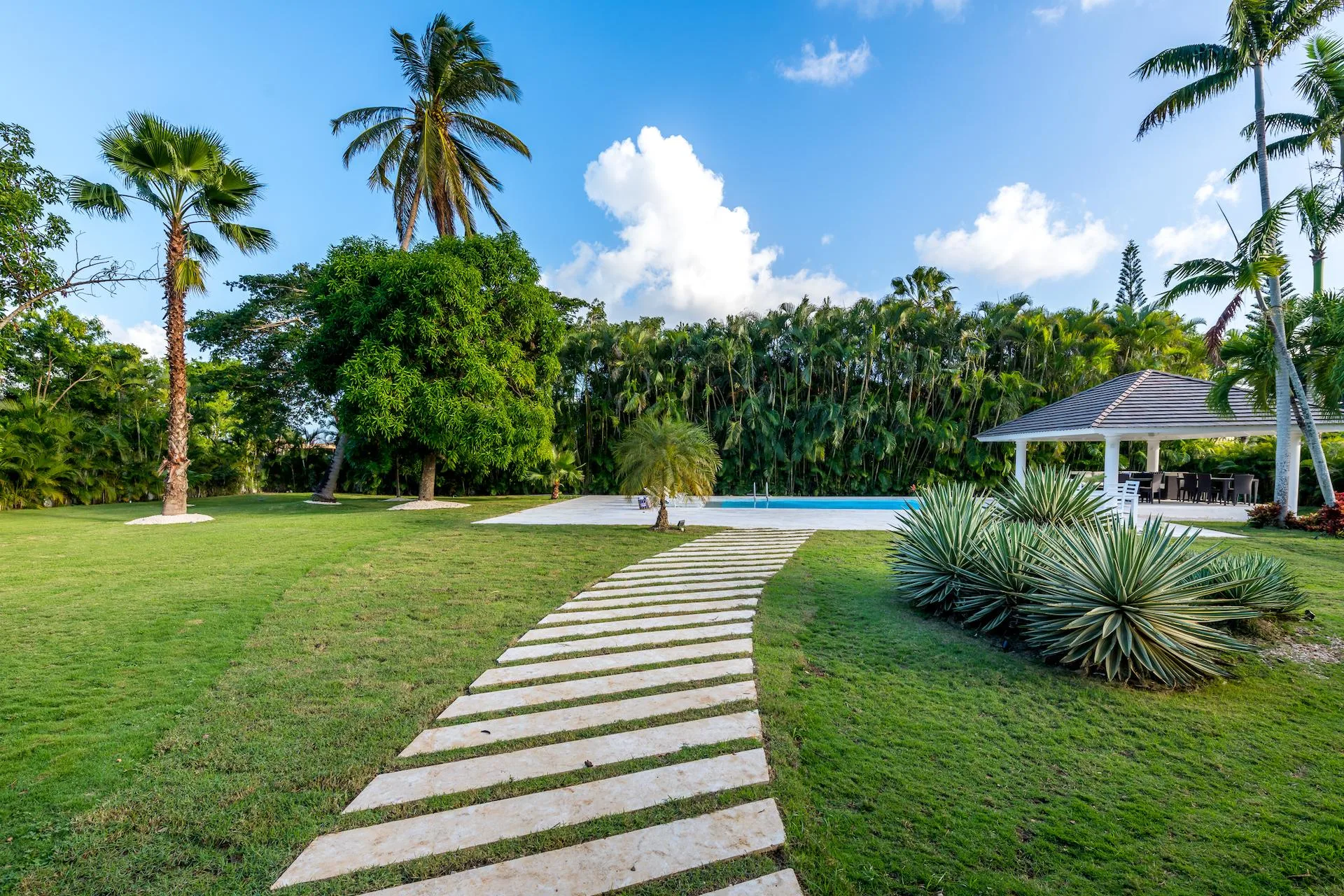 Garden path to the pool at a villa in Los Limones — Casa de Campo®