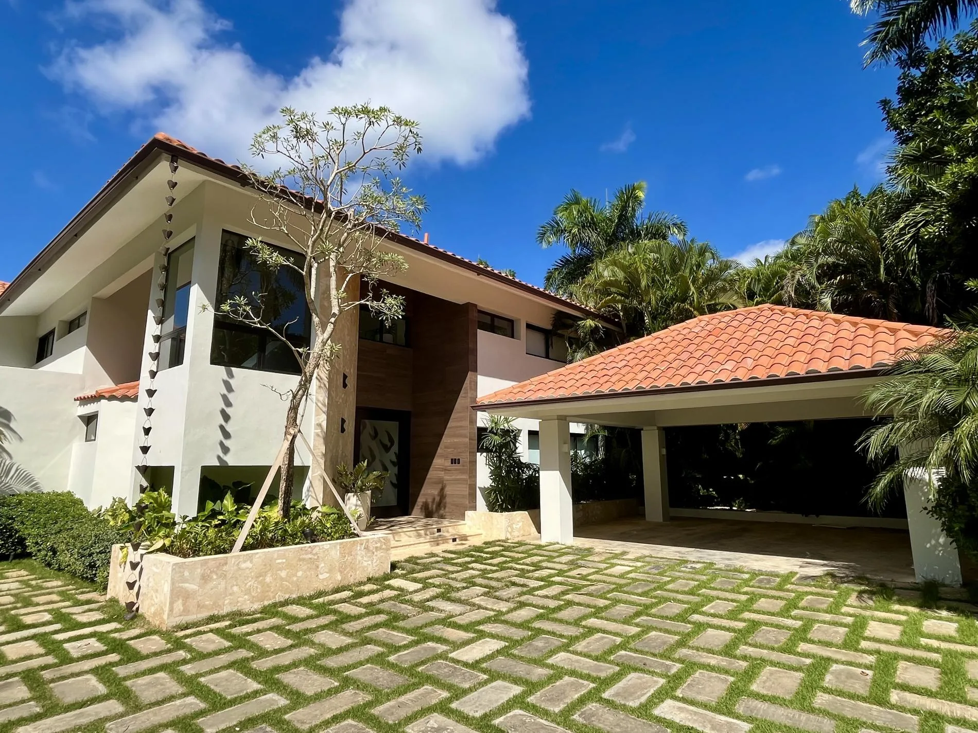 Villa entrance in Los Limones — Casa de Campo®