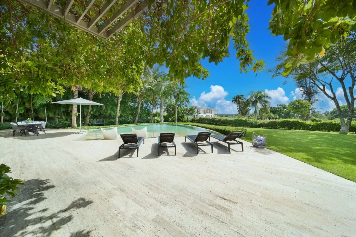 Travertine pool terrace with sun loungers, Barranca 17, Barranca, Casa de Campo®
