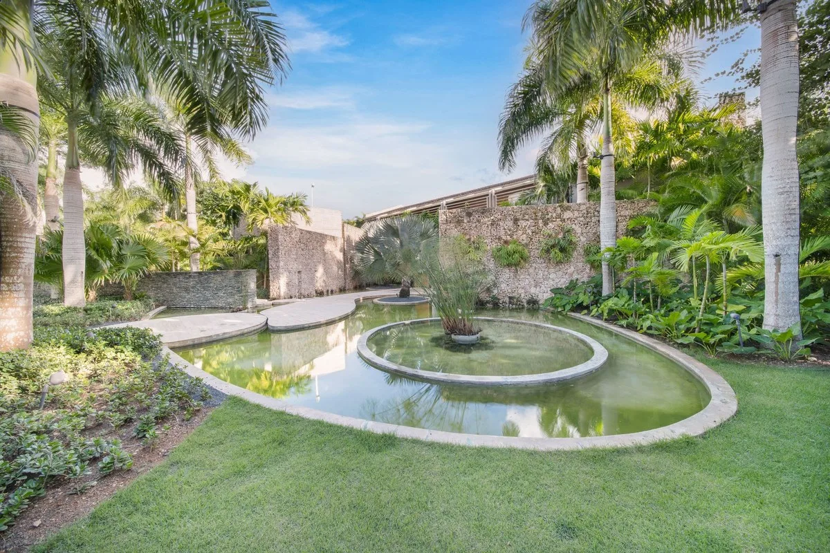 Reflecting pool and coral-stone walls at the entrance, Barranca 17, Barranca, Casa de Campo®