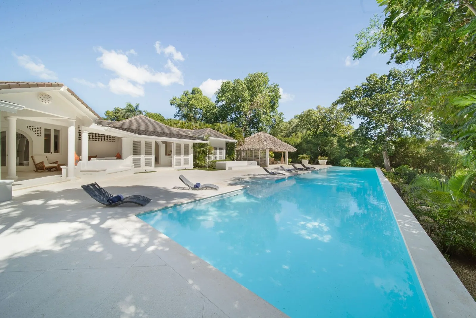 Infinity pool and white terrace beside the villa, Cacique 26, Cacique, Casa de Campo®