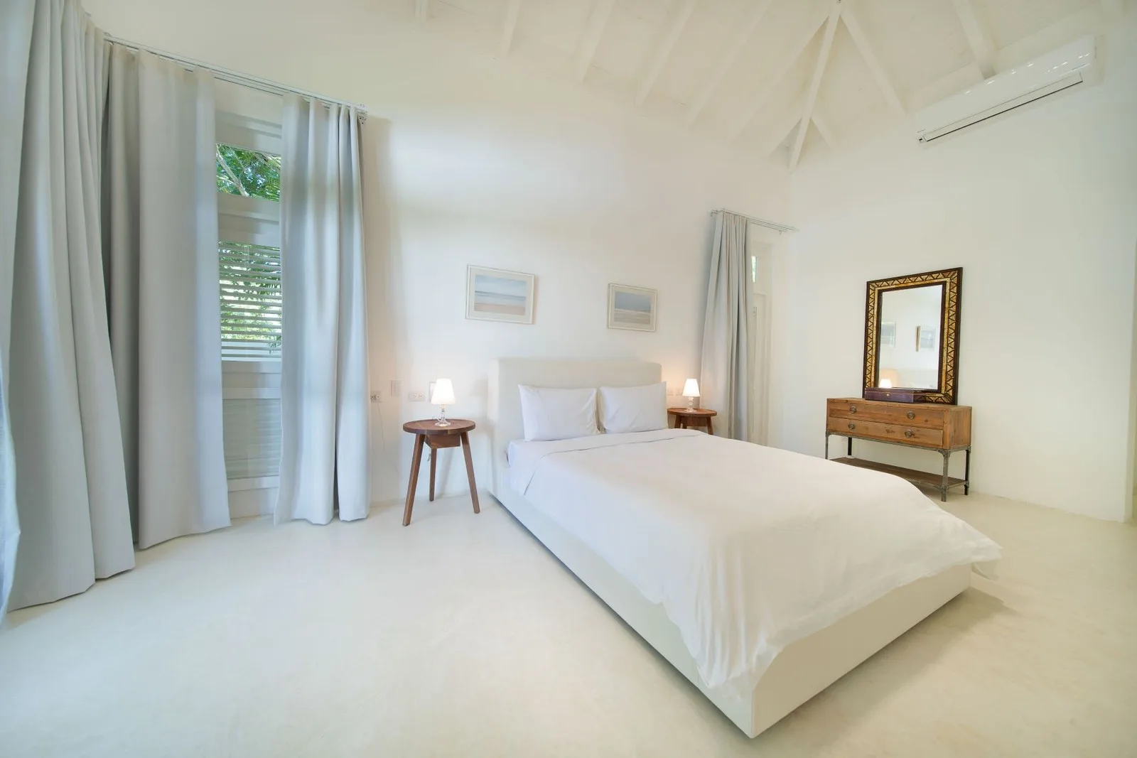 Bedroom with dressing table and garden-facing windows, Cacique 26, Cacique, Casa de Campo®