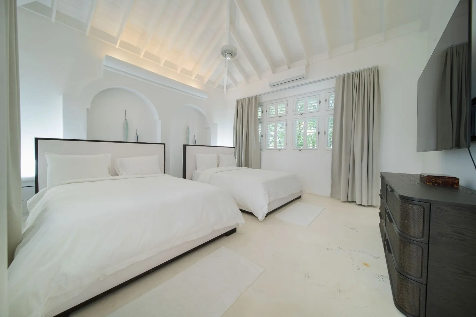 Twin bedroom with arched headboard wall, Cacique 26, Cacique, Casa de Campo®