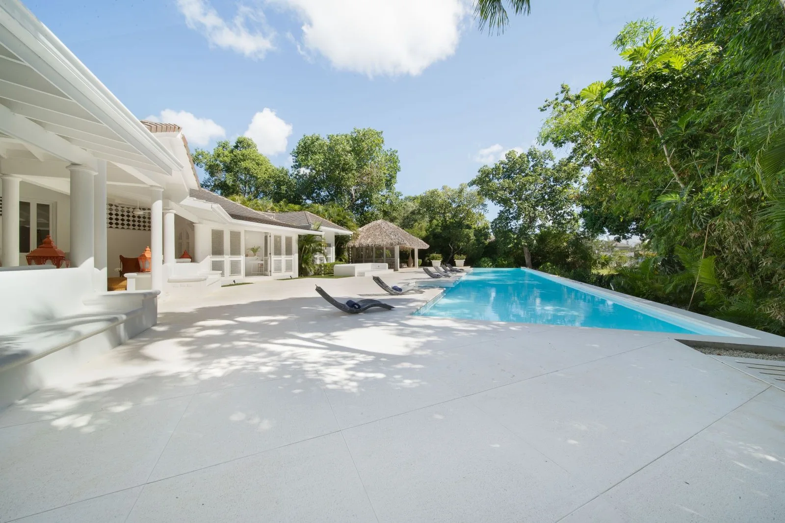 Pool terrace with sun loungers and gardens, Cacique 26, Cacique, Casa de Campo®