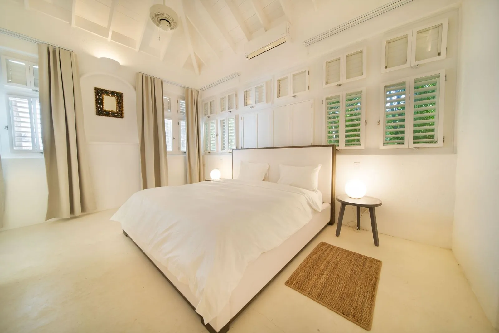 Bedroom with woven rug and shuttered windows, Cacique 26, Cacique, Casa de Campo®