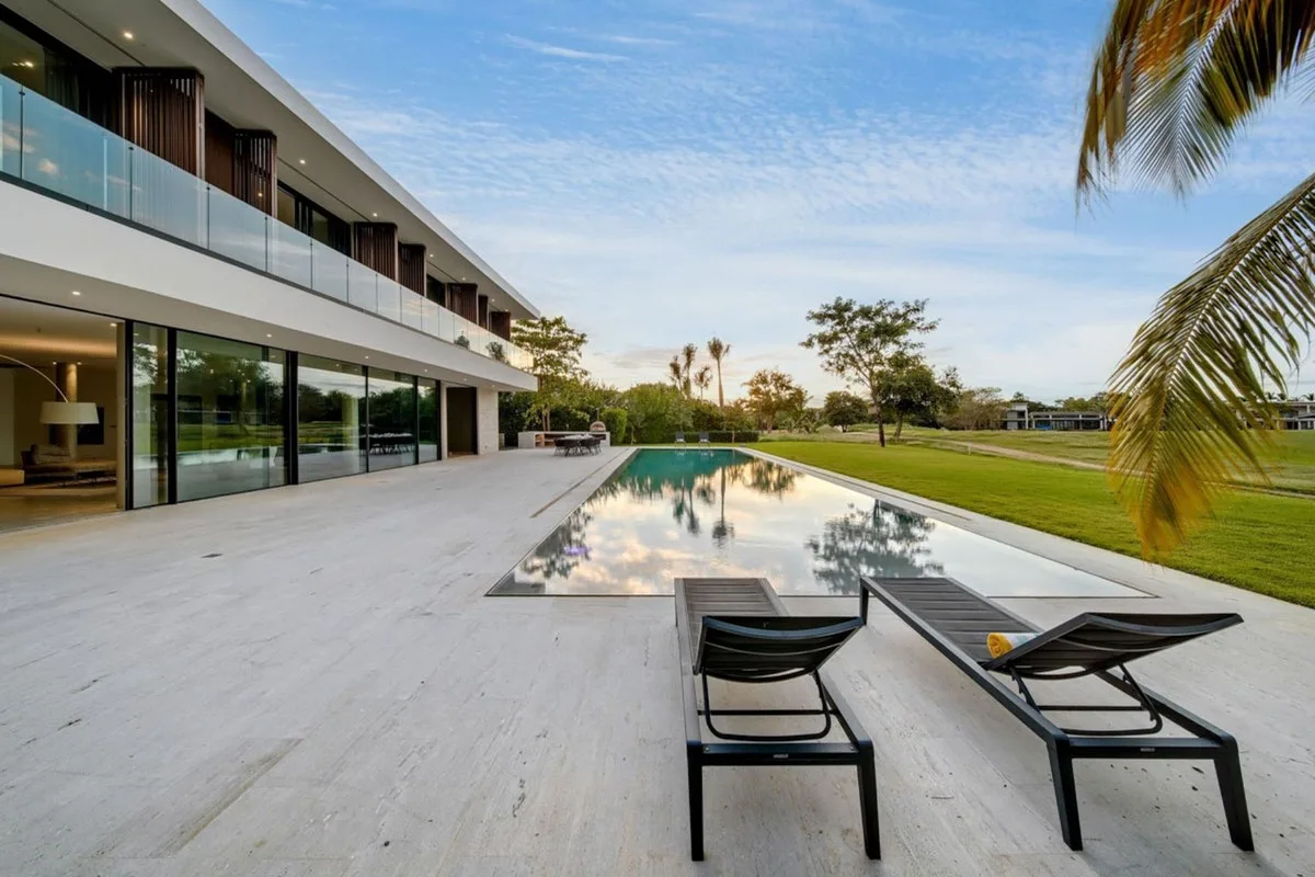 Pool deck with sun loungers and golf course views, El Valle 6, El Valle, Casa de Campo®