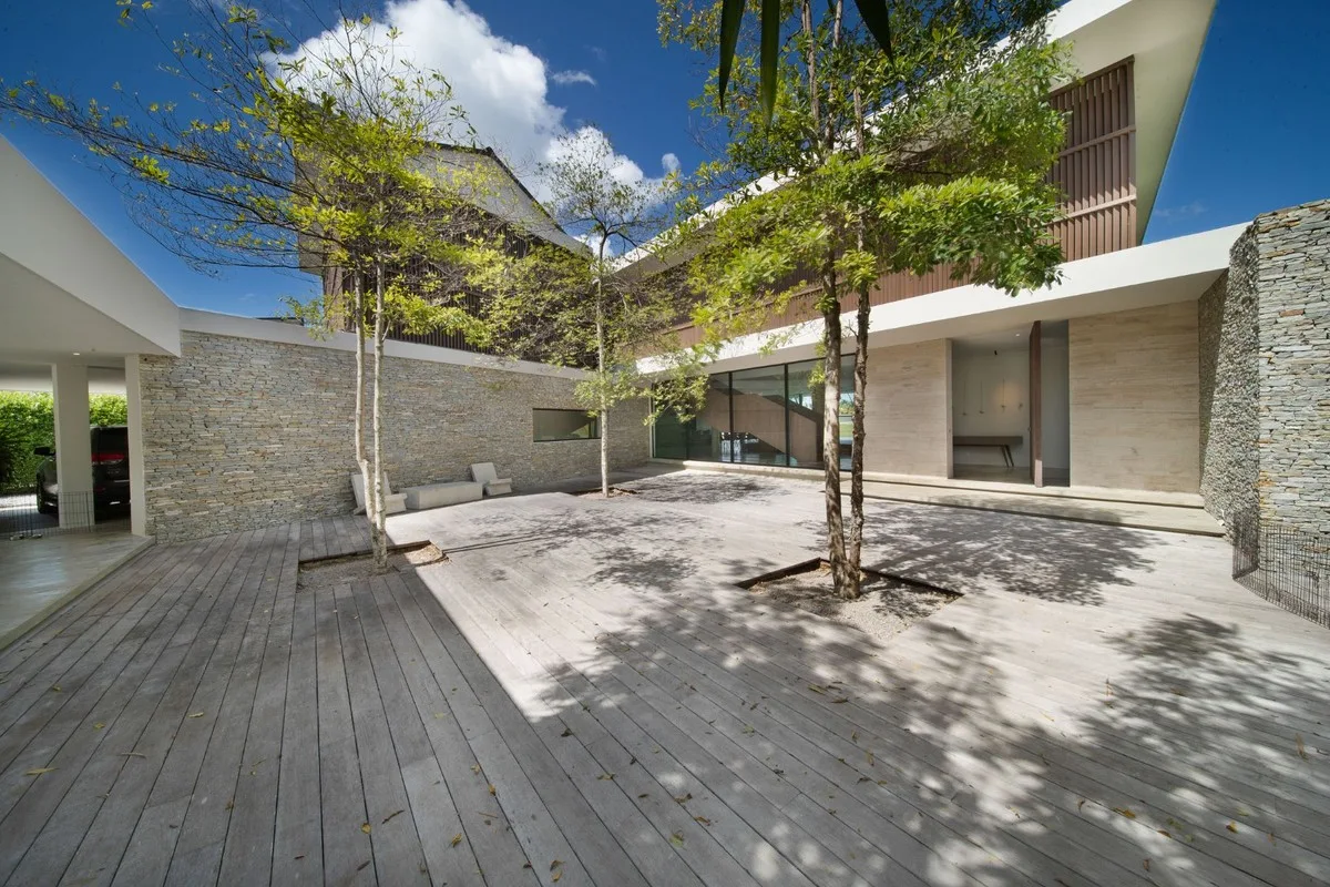 Courtyard patio with trees on a wooden deck, El Valle 6, El Valle, Casa de Campo®