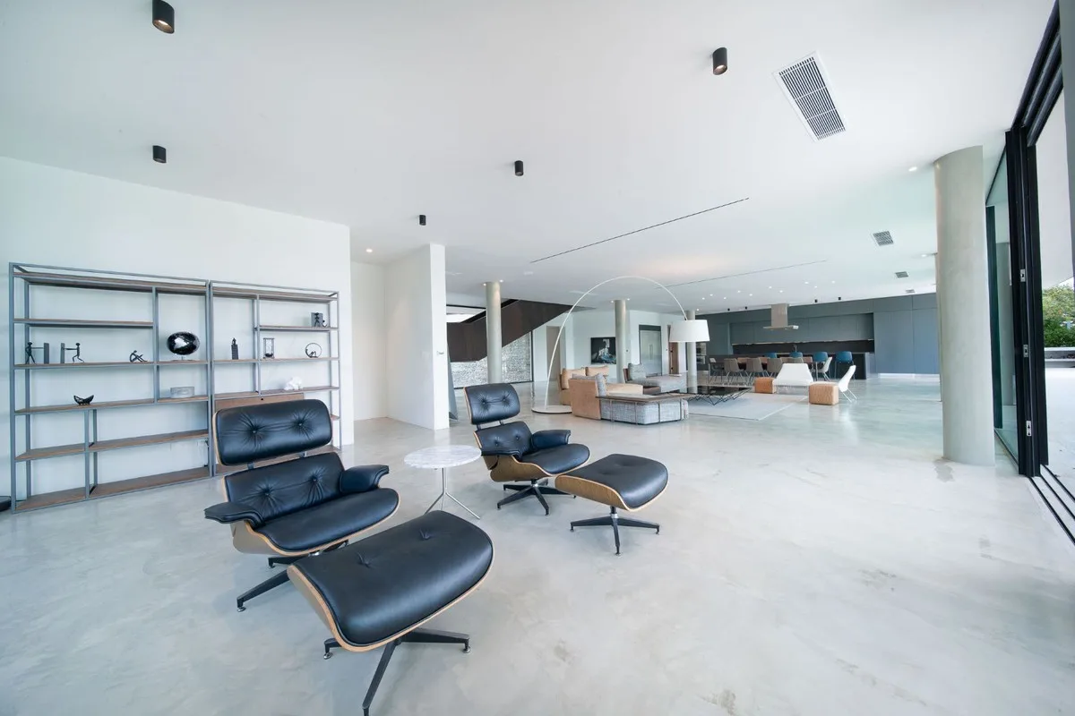 Lounge with leather armchairs and built-in shelving, El Valle 6, El Valle, Casa de Campo®