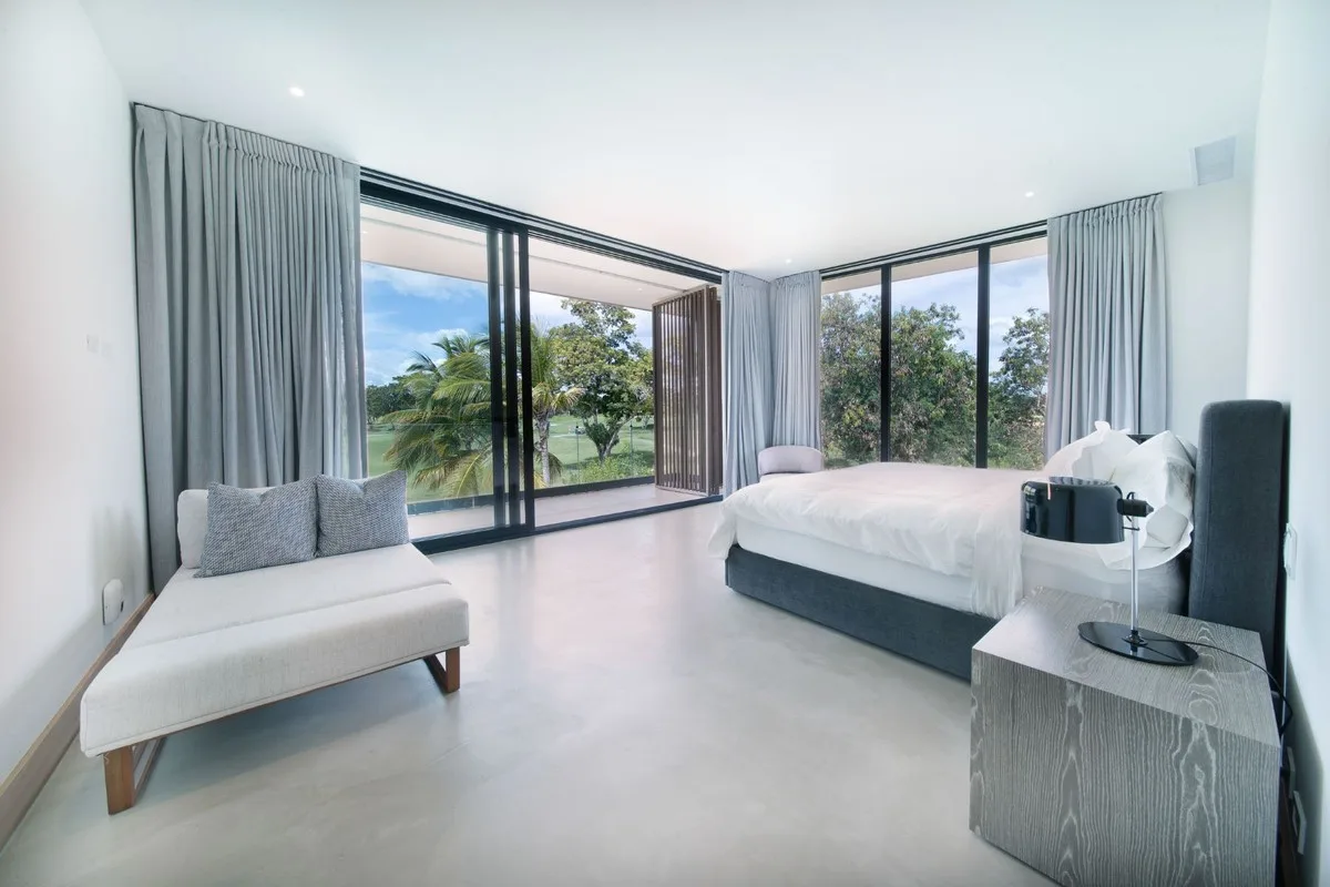 Bedroom with floor-to-ceiling windows over the fairways, El Valle 6, El Valle, Casa de Campo®