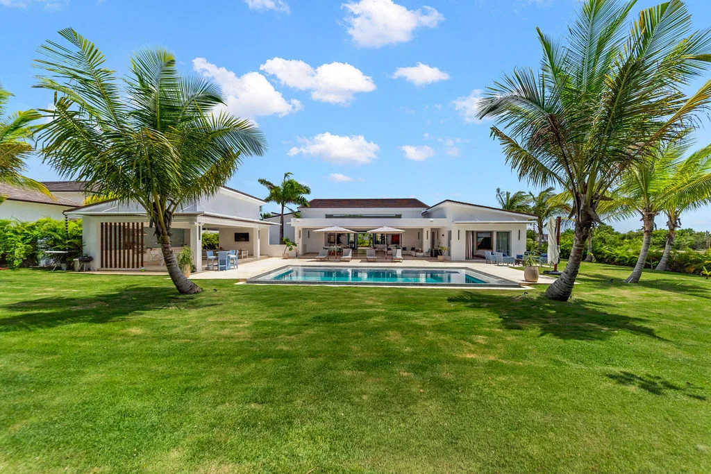 Lawn and pool in front of the villa, La Vereda 26, La Vereda, Casa de Campo®