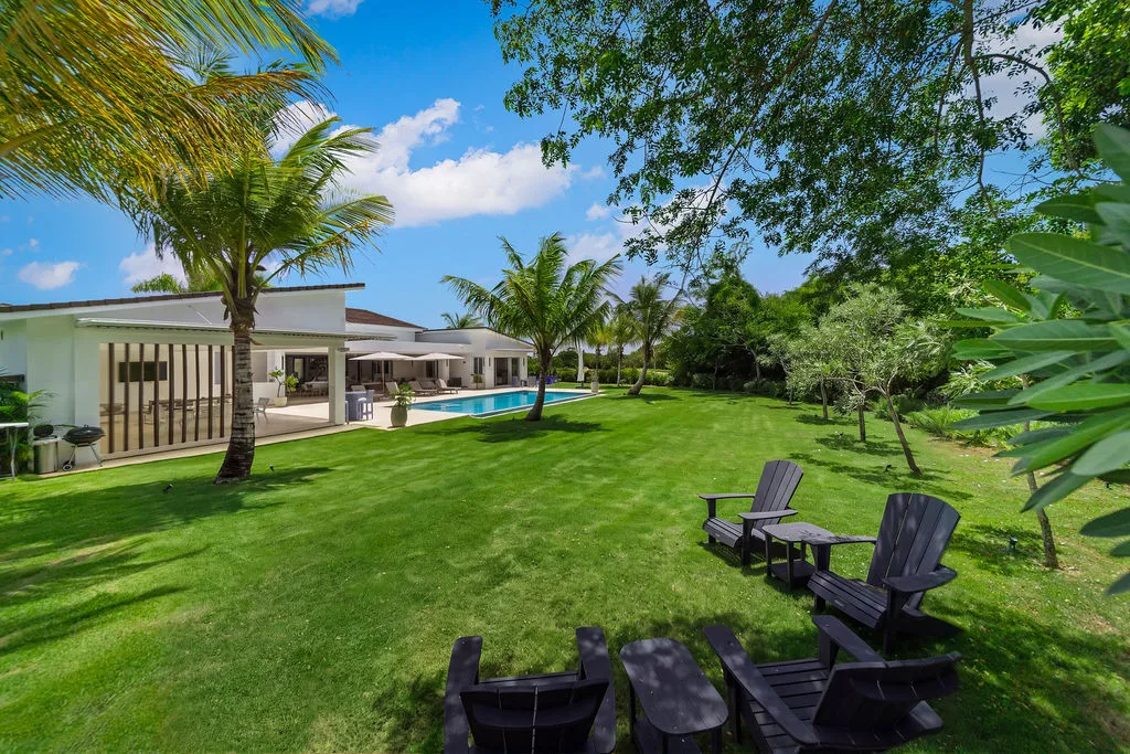 Garden lawn with outdoor seating and the villa beyond, La Vereda 26, La Vereda, Casa de Campo®