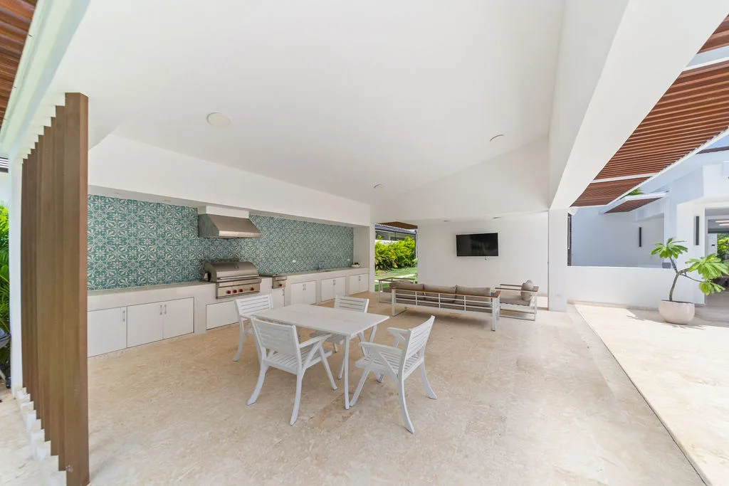 Covered terrace with dining table and outdoor kitchen, La Vereda 26, La Vereda, Casa de Campo®