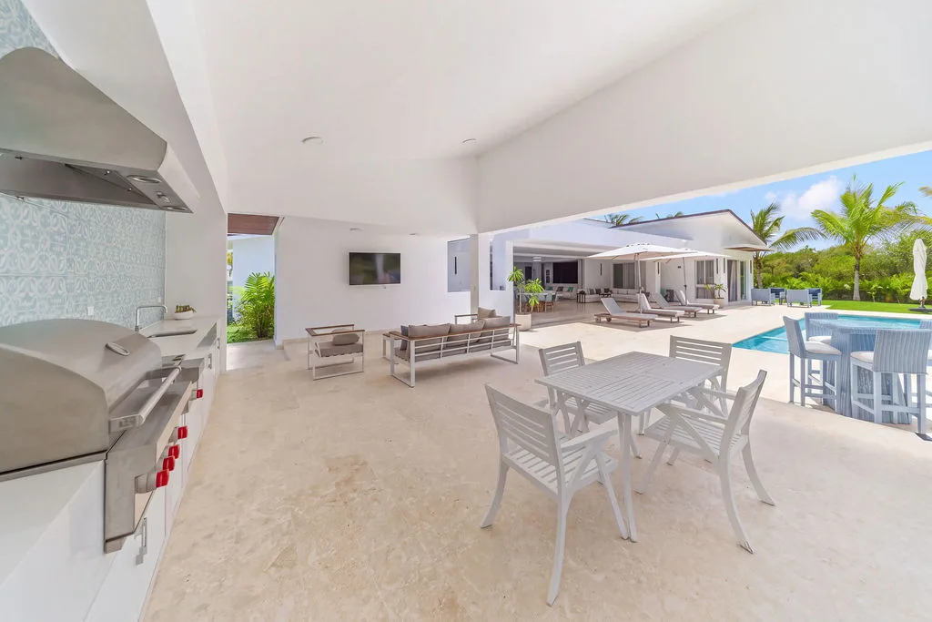 Outdoor kitchen and dining terrace facing the pool, La Vereda 26, La Vereda, Casa de Campo®