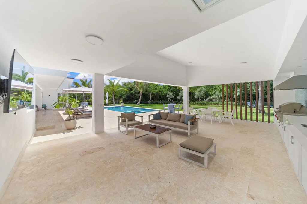 Covered lounge terrace with garden views, La Vereda 26, La Vereda, Casa de Campo®