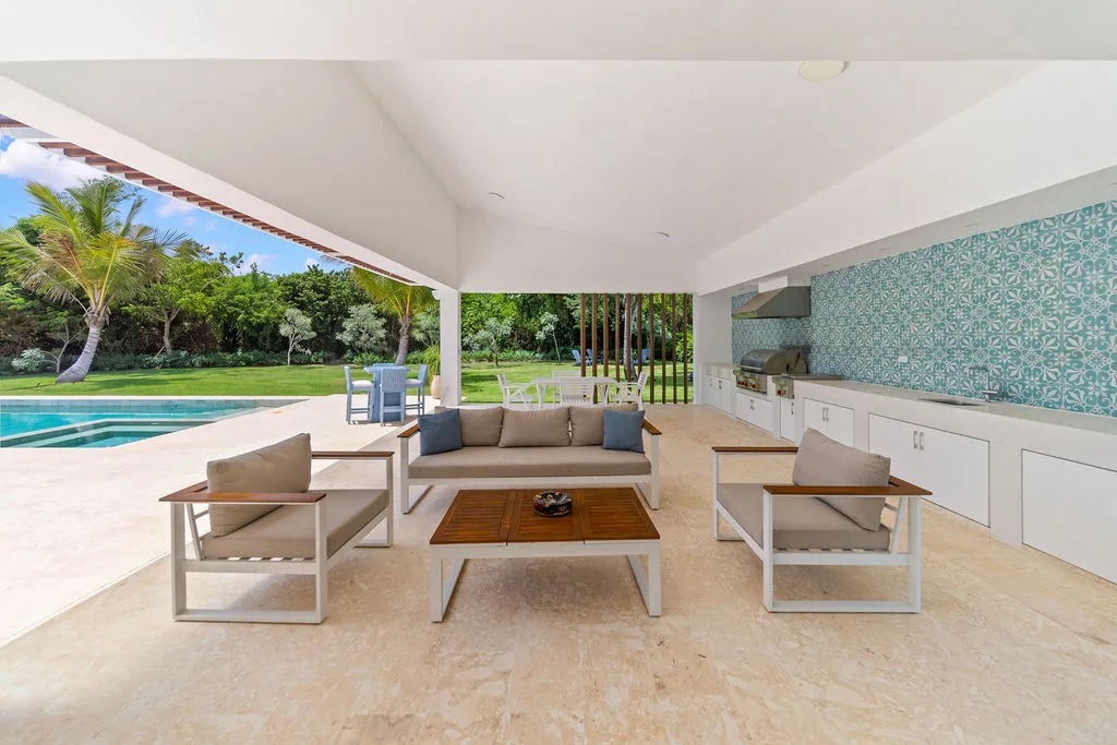 Covered terrace lounge beside the pool, La Vereda 26, La Vereda, Casa de Campo®