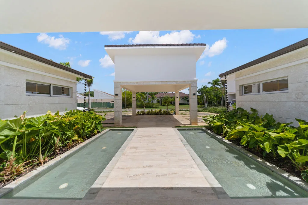 Entrance courtyard with reflecting pools, La Vereda 26, La Vereda, Casa de Campo®