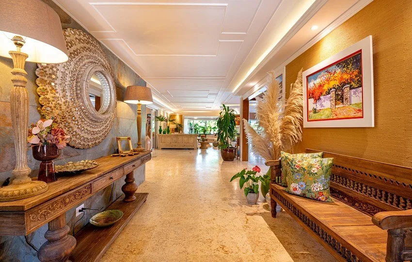Entrance gallery with artwork and marble floors, Las Cañas I 37, Las Cañas, Casa de Campo®