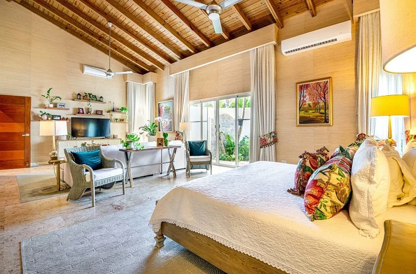 Bedroom with sitting area under a beamed ceiling, Las Cañas I 37, Las Cañas, Casa de Campo®