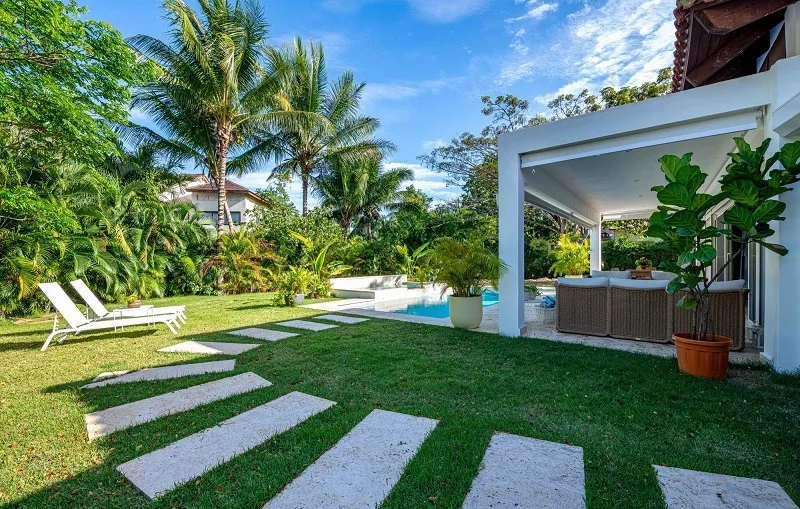 Garden path to the covered terrace, Las Cañas I 37, Las Cañas, Casa de Campo®