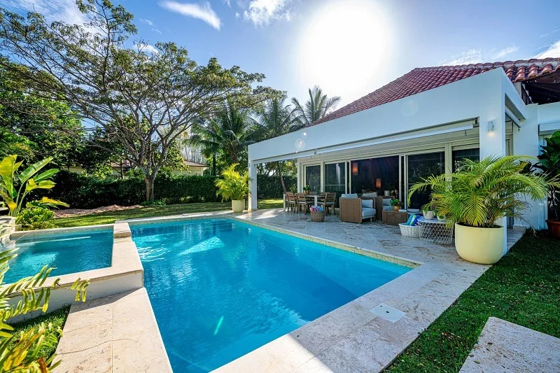 Pool beside the covered terrace and lawn, Las Cañas I 37, Las Cañas, Casa de Campo®
