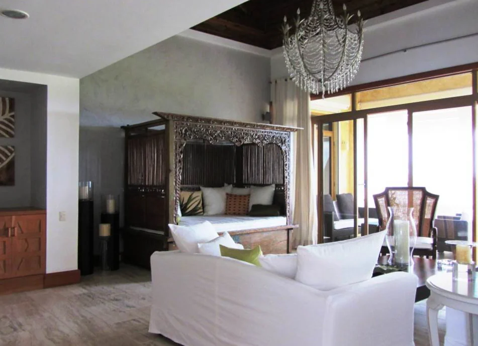 Living room with carved daybed and golf-view windows, Los Altos I Penthouse, Los Altos, Casa de Campo®
