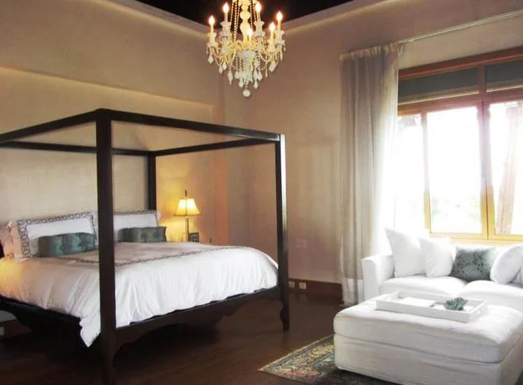 Master bedroom with four-poster bed and sitting area, Los Altos I Penthouse, Los Altos, Casa de Campo®