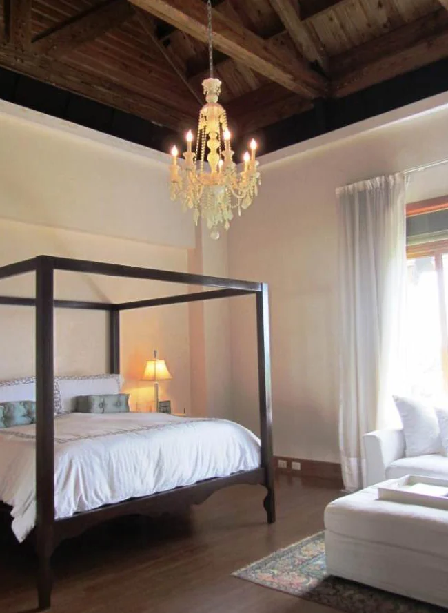 Master bedroom under a beamed wood ceiling, Los Altos I Penthouse, Los Altos, Casa de Campo®