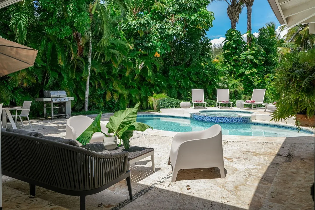 Pool terrace with lounge furniture under palms, Los Lagos 64, Los Lagos, Casa de Campo®