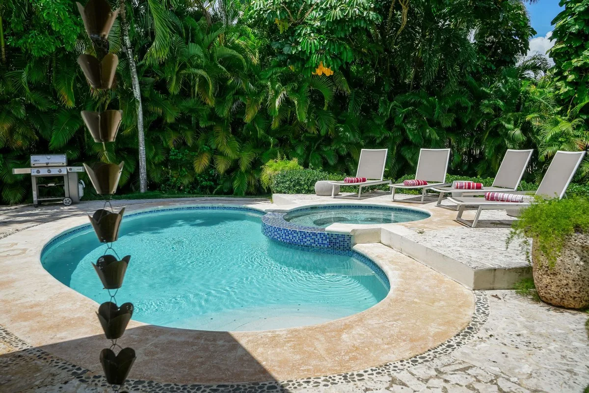 Freeform pool with jacuzzi and sun loungers, Los Lagos 64, Los Lagos, Casa de Campo®