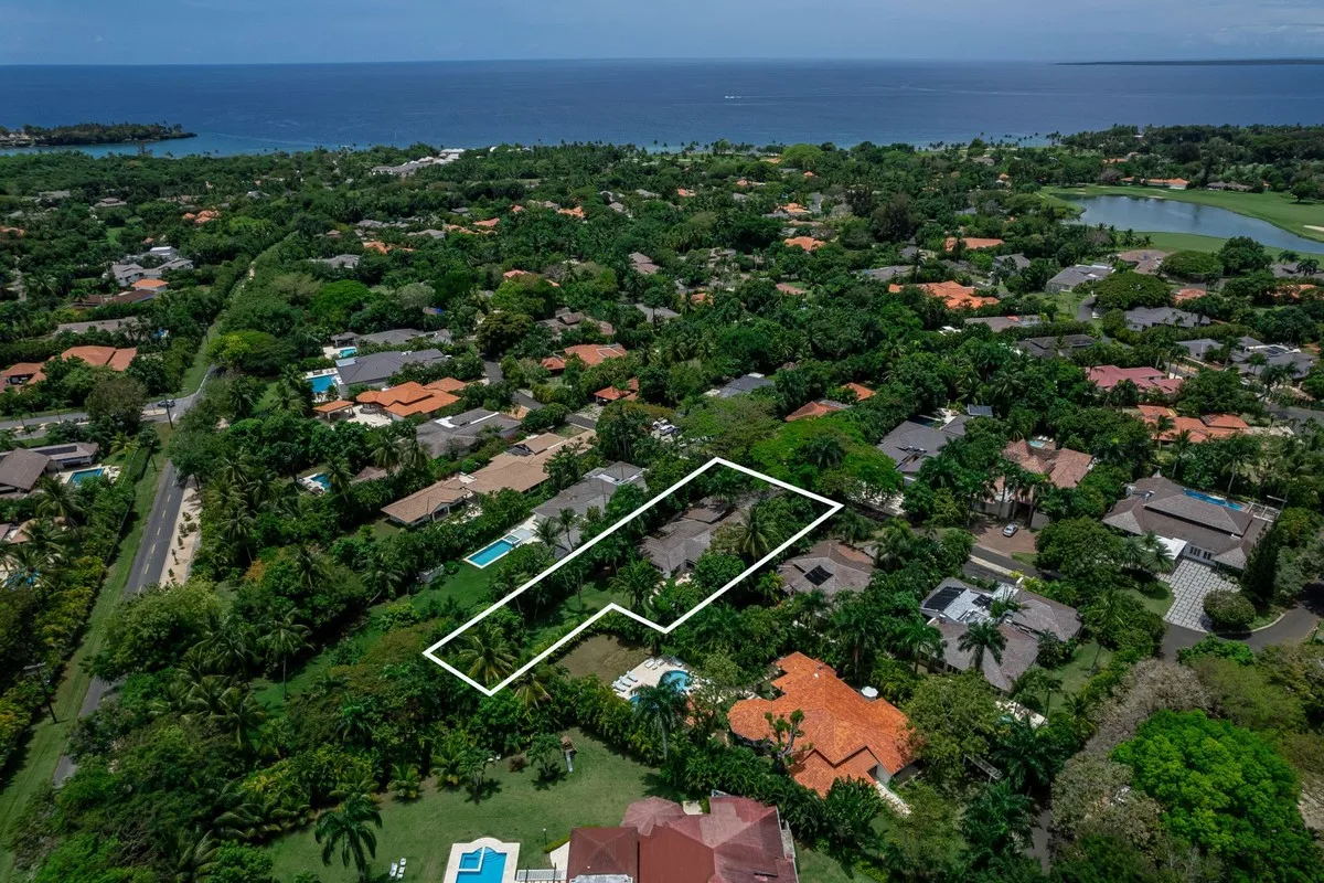 Aerial view with the lot outlined and the sea beyond, Los Lagos 64, Los Lagos, Casa de Campo®