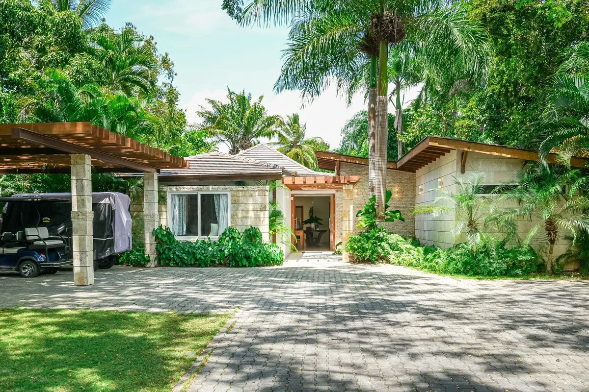 Driveway and covered carport at the entrance, Los Lagos 64, Los Lagos, Casa de Campo®
