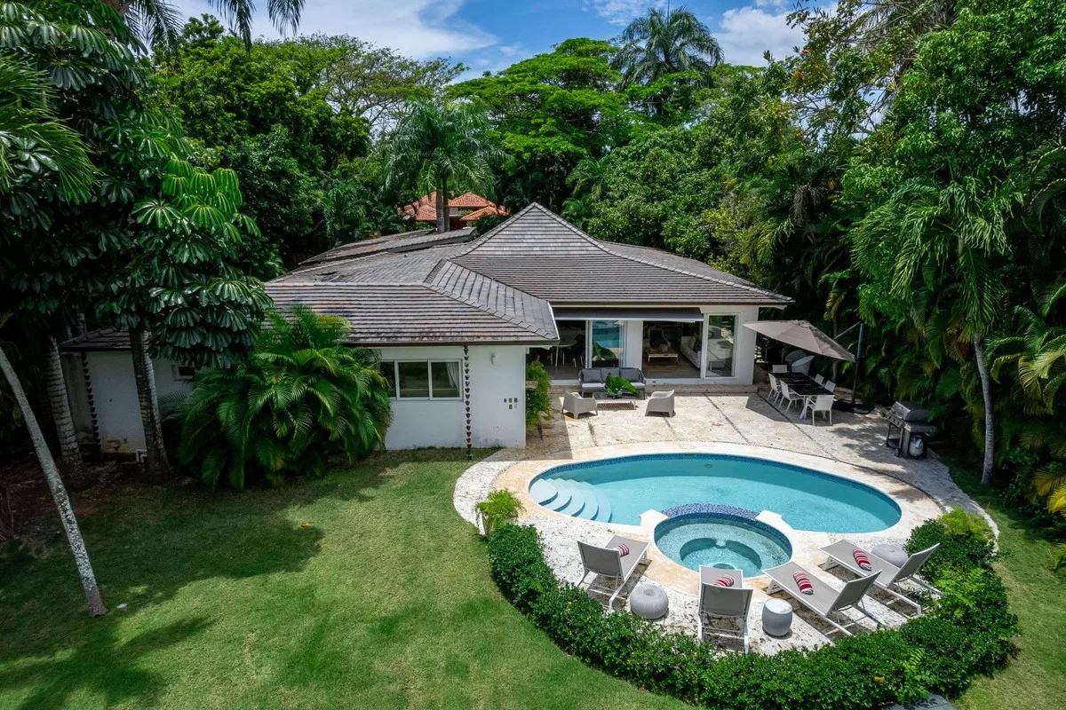 Villa with jacuzzi pool and sun loungers from above, Los Lagos 64, Los Lagos, Casa de Campo®