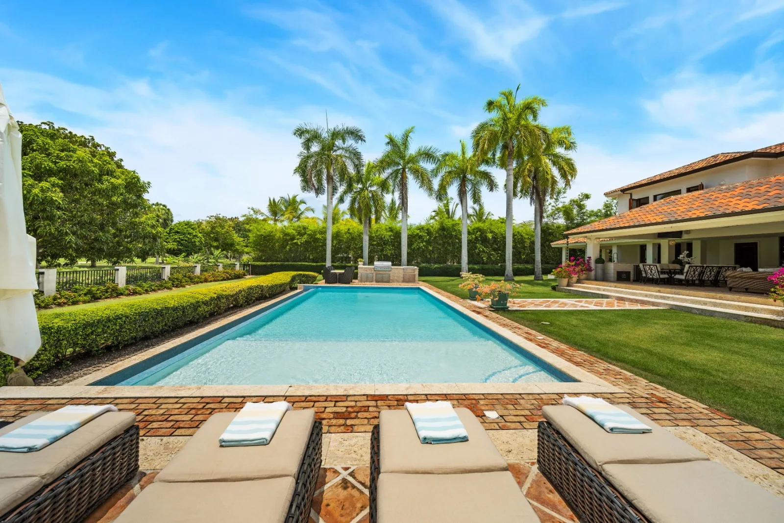 Long pool with sun loungers and hedges, Punta Aguila 52, Punta Aguila, Casa de Campo®