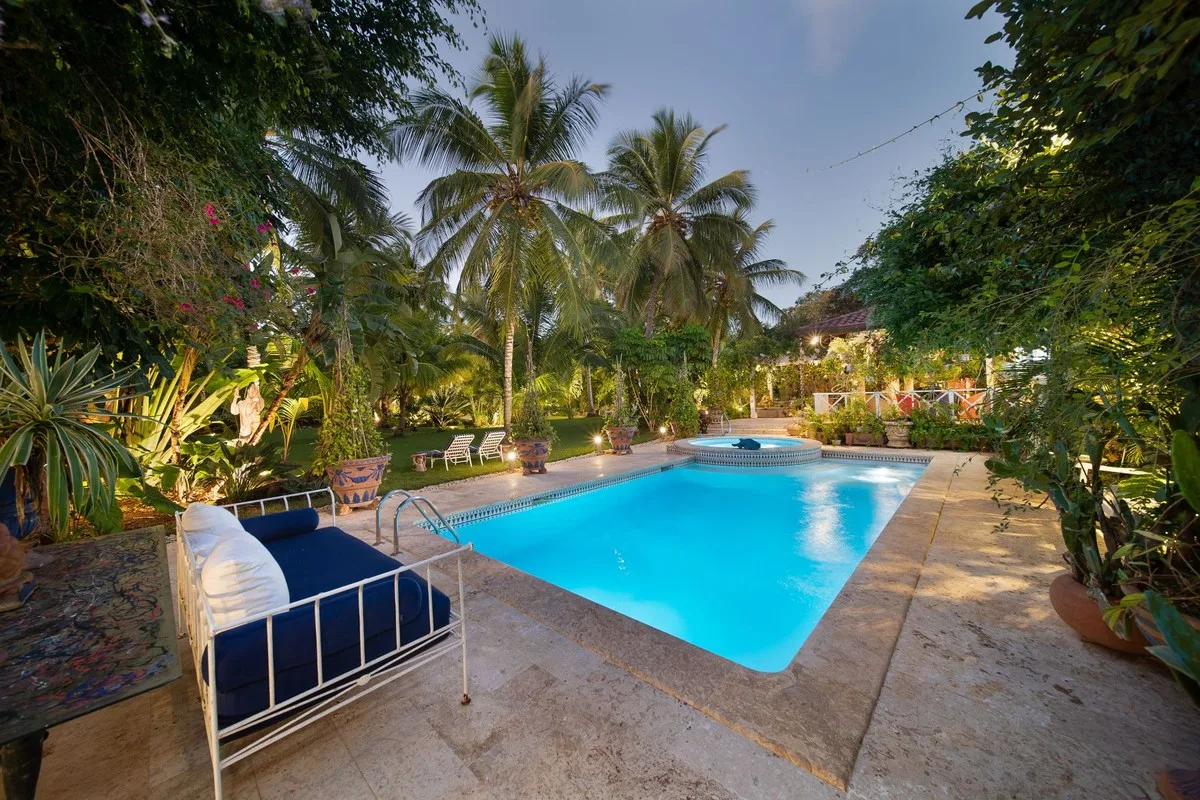 Pool with lounge sofa framed by tropical garden, Rancho Arriba 30, Rancho Arriba, Casa de Campo®