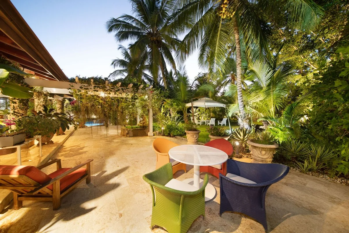 Garden terrace with colourful chairs at dusk, Rancho Arriba 30, Rancho Arriba, Casa de Campo®