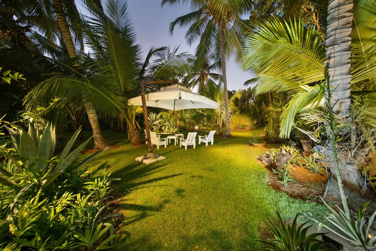 Lush garden lawn with an umbrella-shaded seating area, Rancho Arriba 30, Rancho Arriba, Casa de Campo®