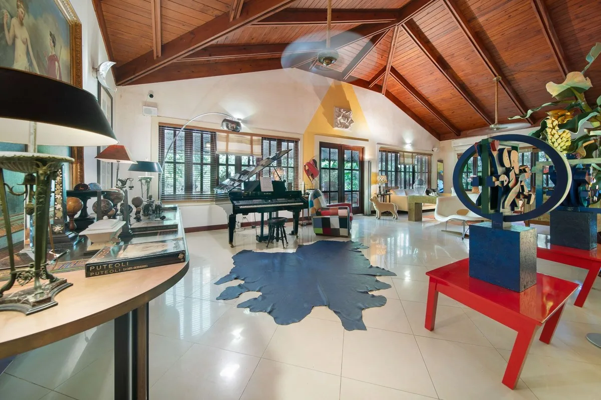 Kitchen and lounge under a vaulted wooden ceiling, Rancho Arriba 30, Rancho Arriba, Casa de Campo®