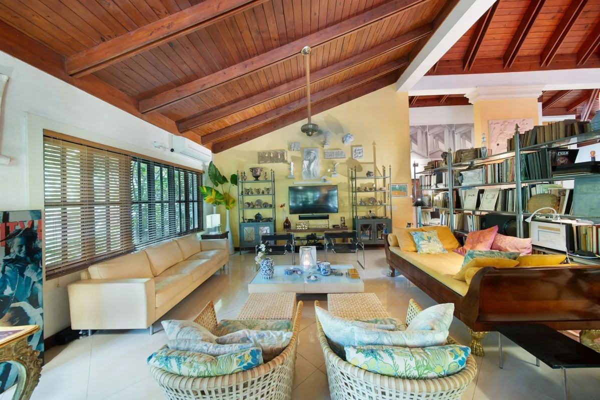 Living room with timber ceiling and garden windows, Rancho Arriba 30, Rancho Arriba, Casa de Campo®