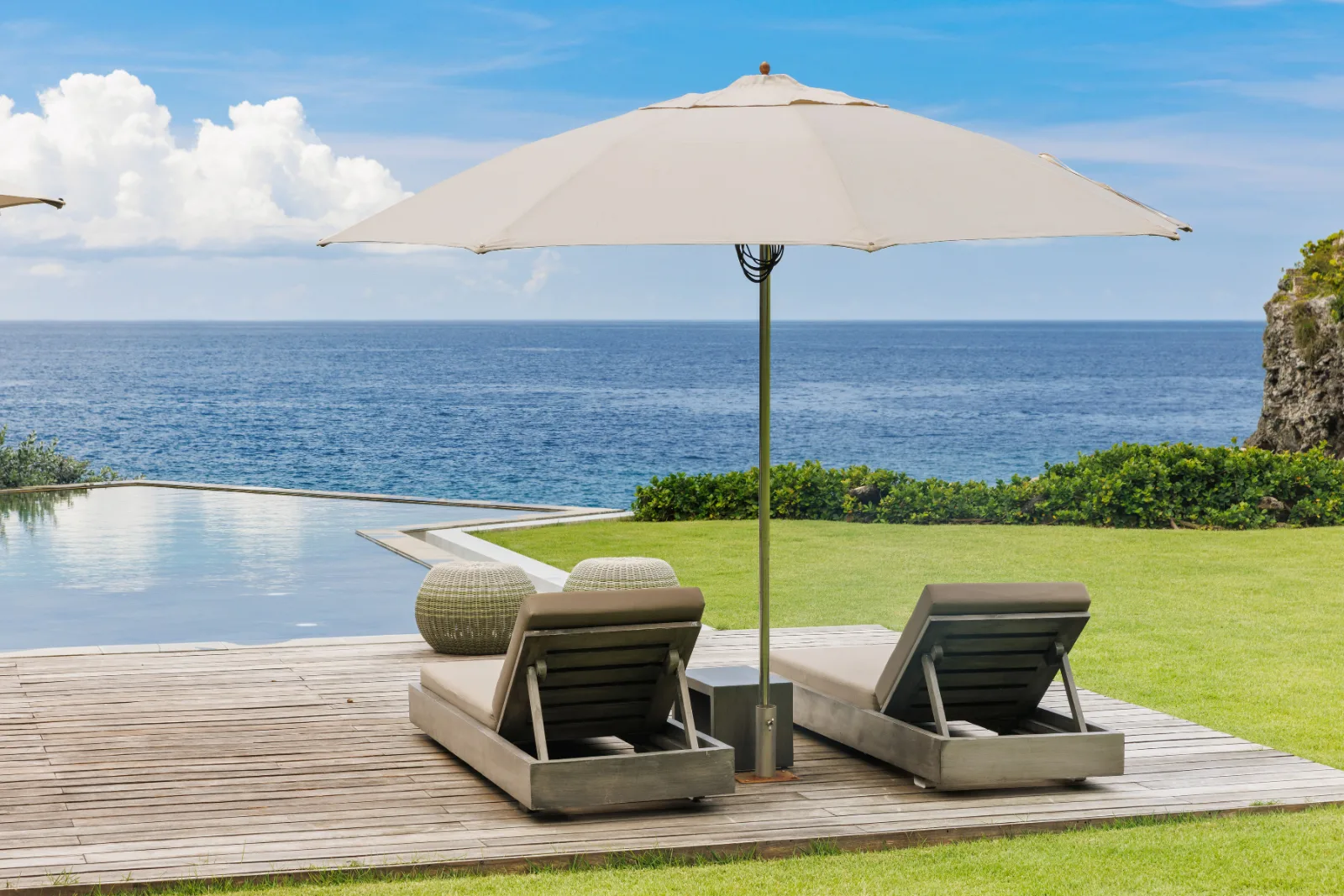 Lawn with sun loungers and umbrella over the sea, Villa Farallón, Punta Aguila, Casa de Campo®