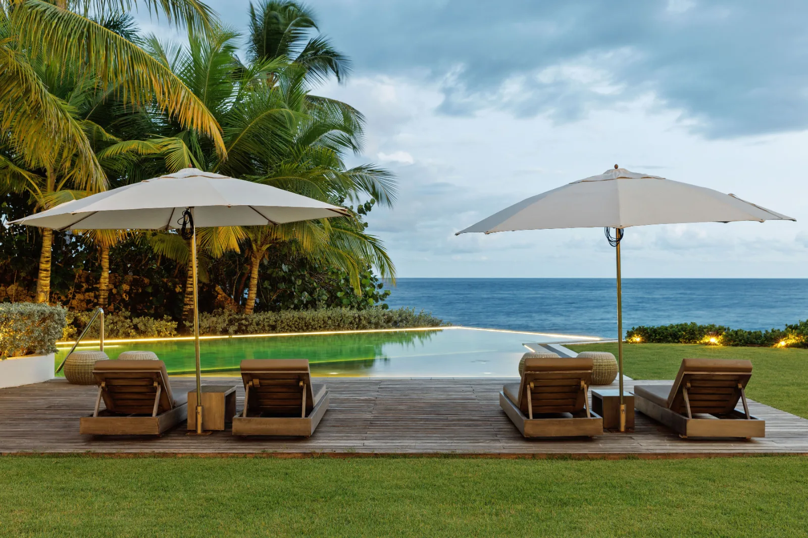 Lawn lounge with umbrellas and infinity-edge pool facing the sea, Villa Farallón, Punta Aguila, Casa de Campo®