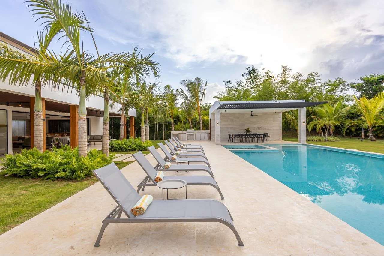 Pool with a row of sun loungers and pergola, Barranca Este 14, Barranca Este, Casa de Campo®