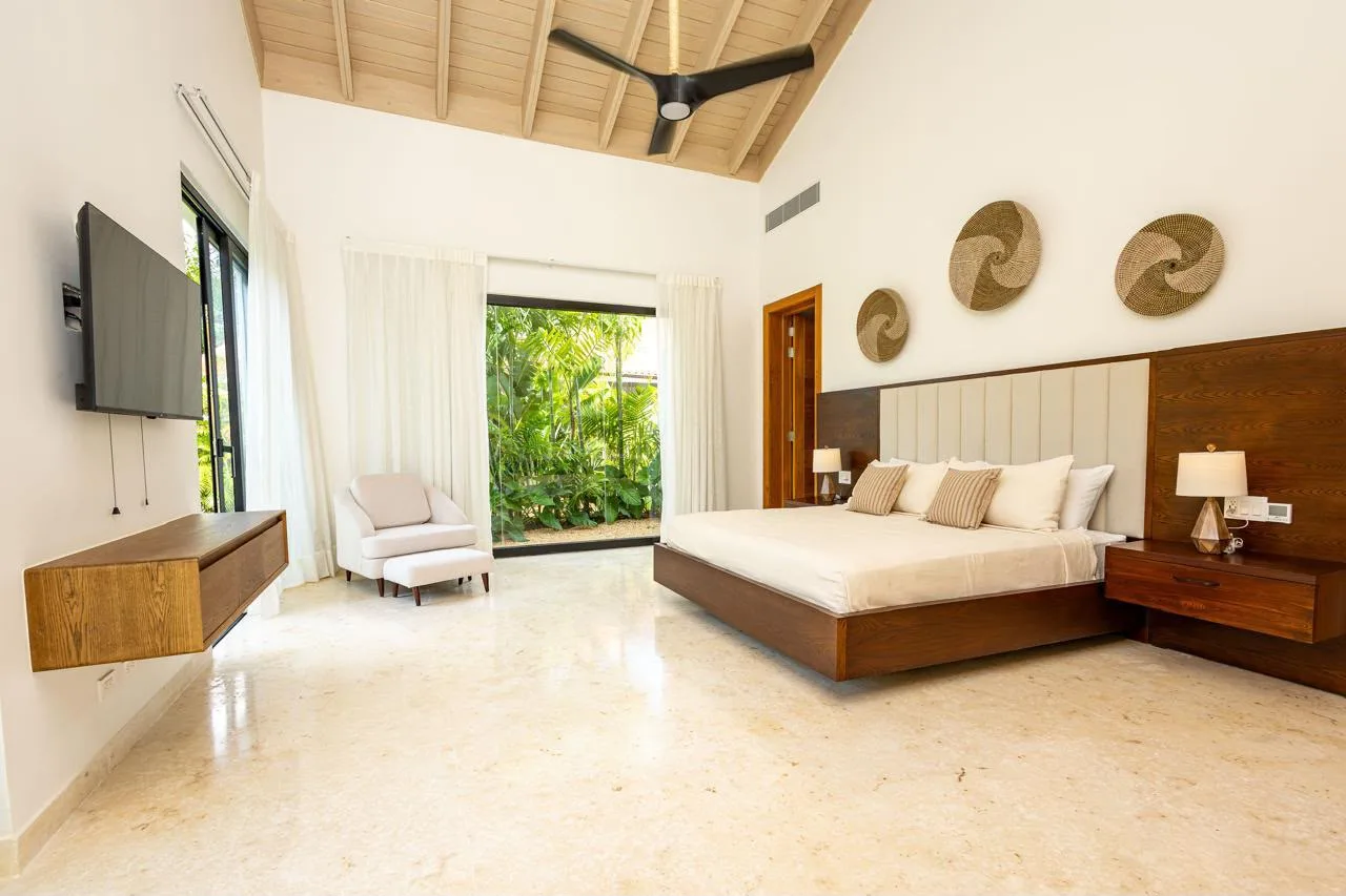 Master bedroom with timber ceiling and garden view, Barranca Este 14, Barranca Este, Casa de Campo®
