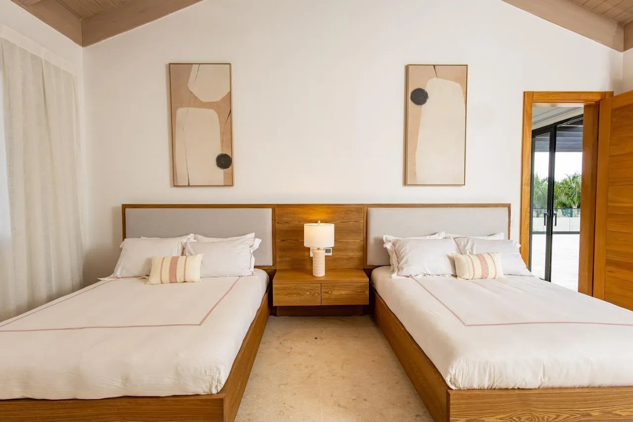 Twin bedroom with wooden headboards, Barranca Este 14, Barranca Este, Casa de Campo®