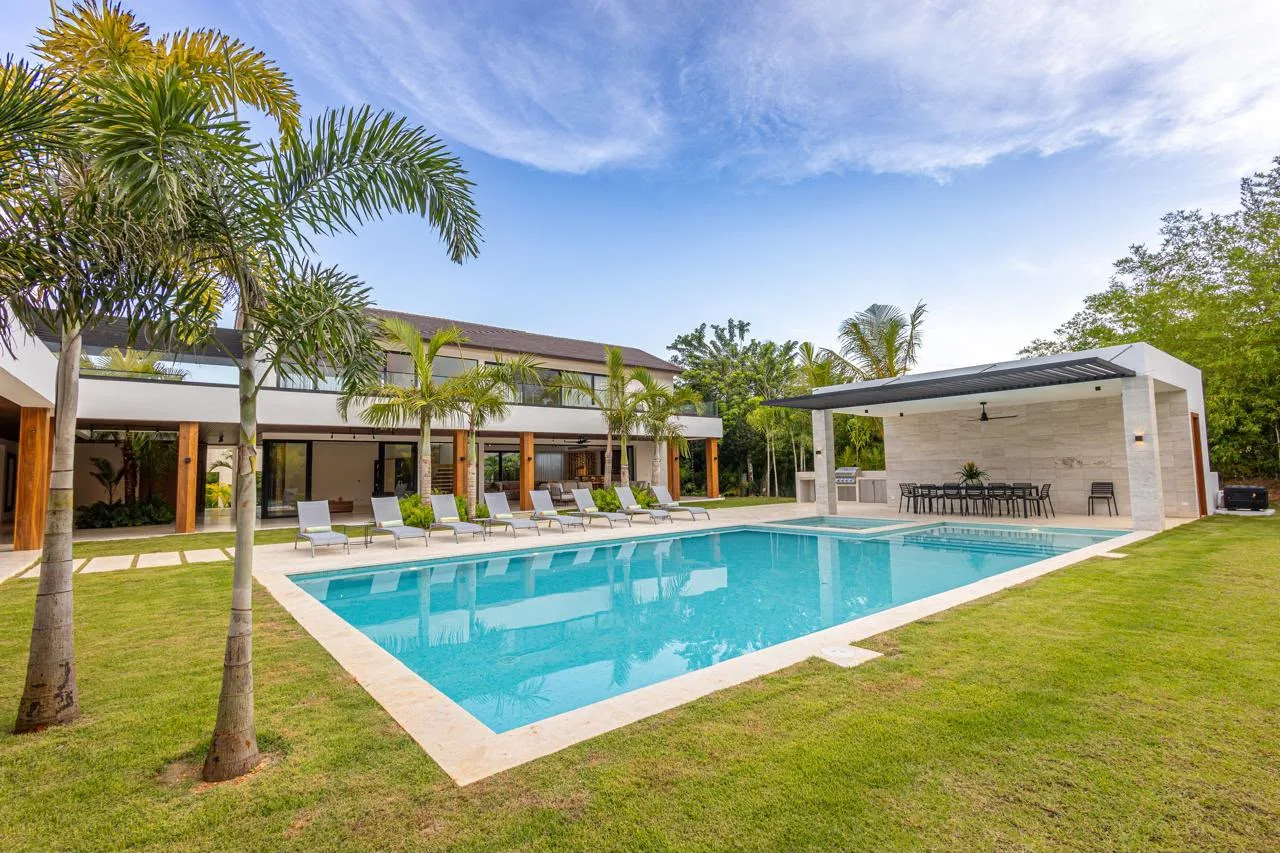 Long pool lined with palms and sun loungers, Barranca Este 14, Barranca Este, Casa de Campo®