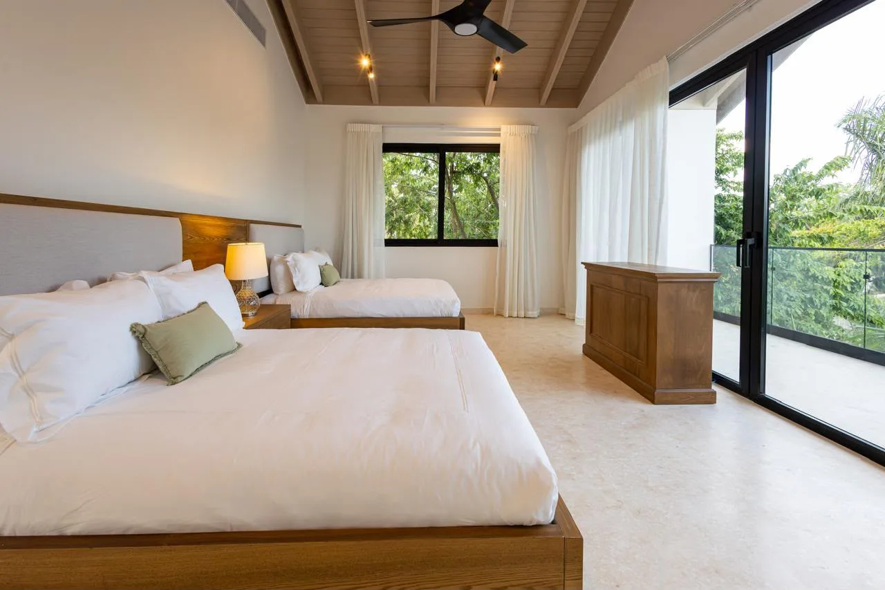 Bedroom with timber ceiling and garden window, Barranca Este 14, Barranca Este, Casa de Campo®